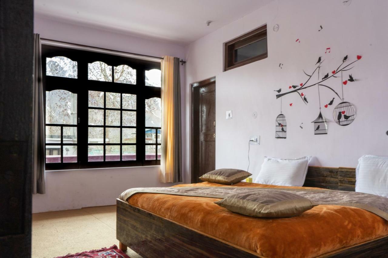 The Travellers Shed Kaza Exterior foto